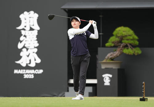 1番、ティーショットを放つ寺西（撮影・足立雅史）