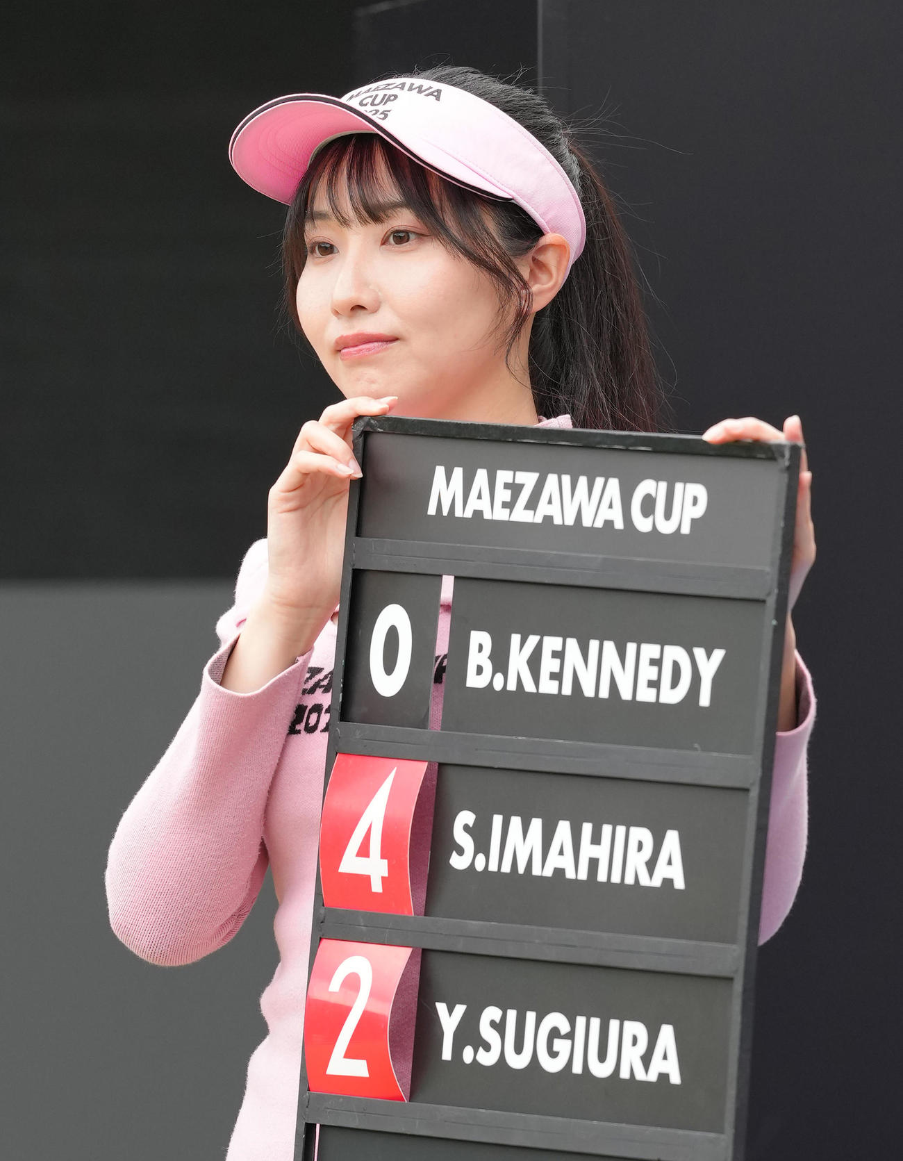 大会を盛り上げるラウンドガール（撮影・足立雅史）