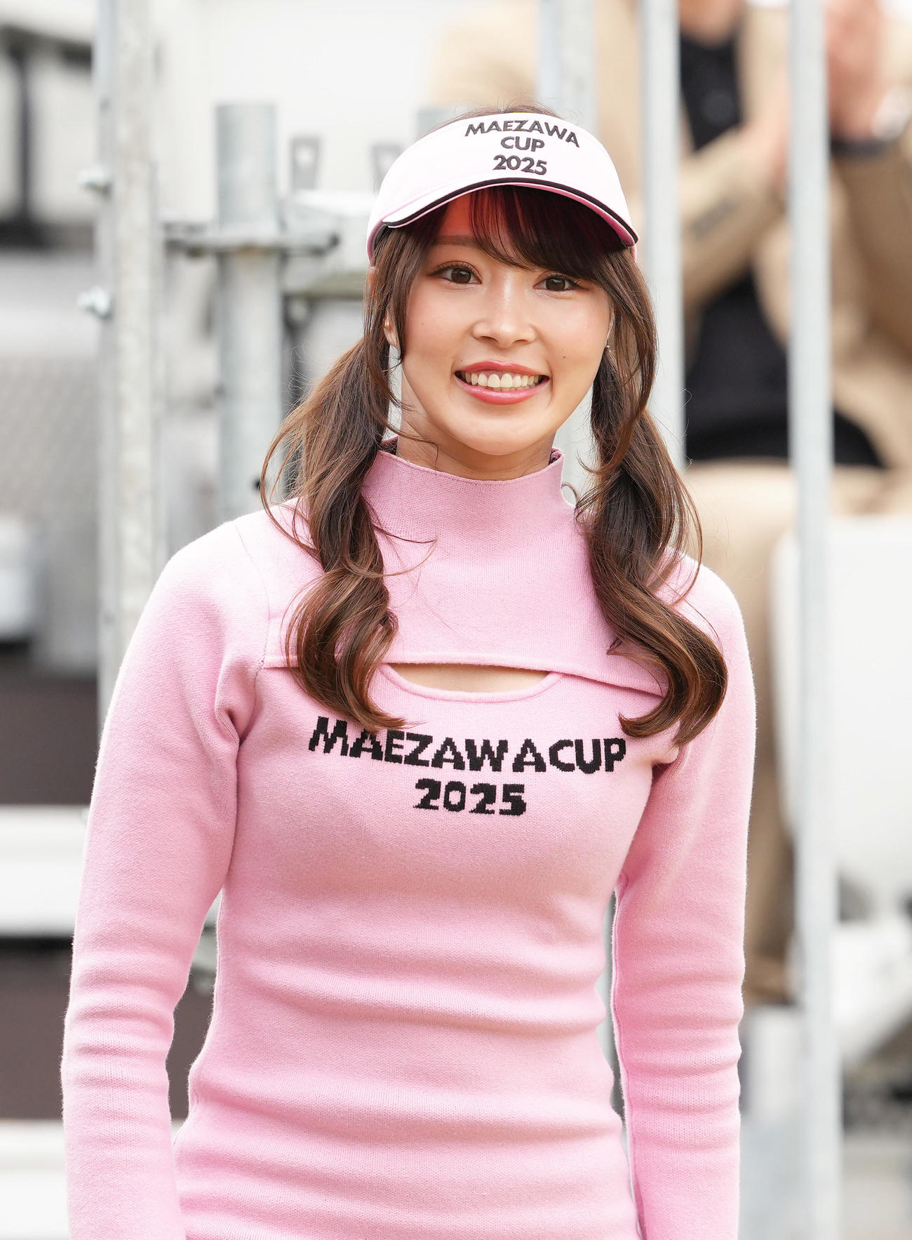 大会を盛り上げるラウンドガール（撮影・足立雅史）