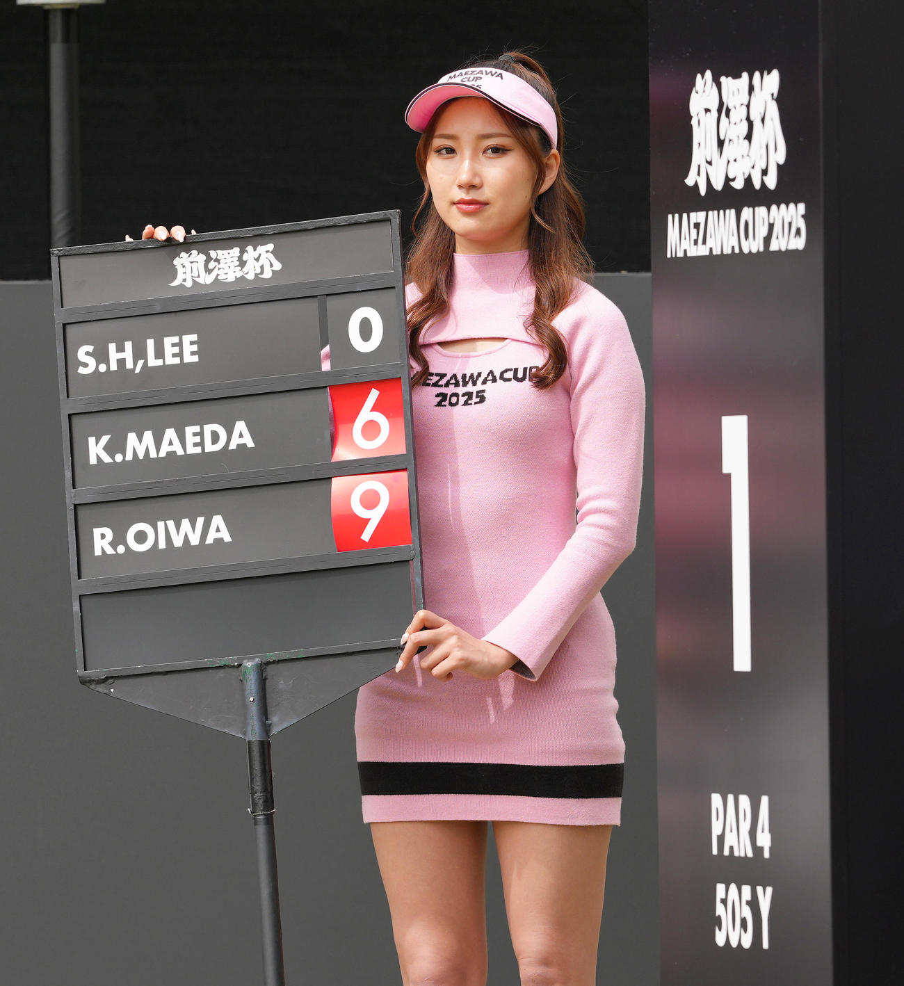 大会を盛り上げるラウンドガール（撮影・足立雅史）