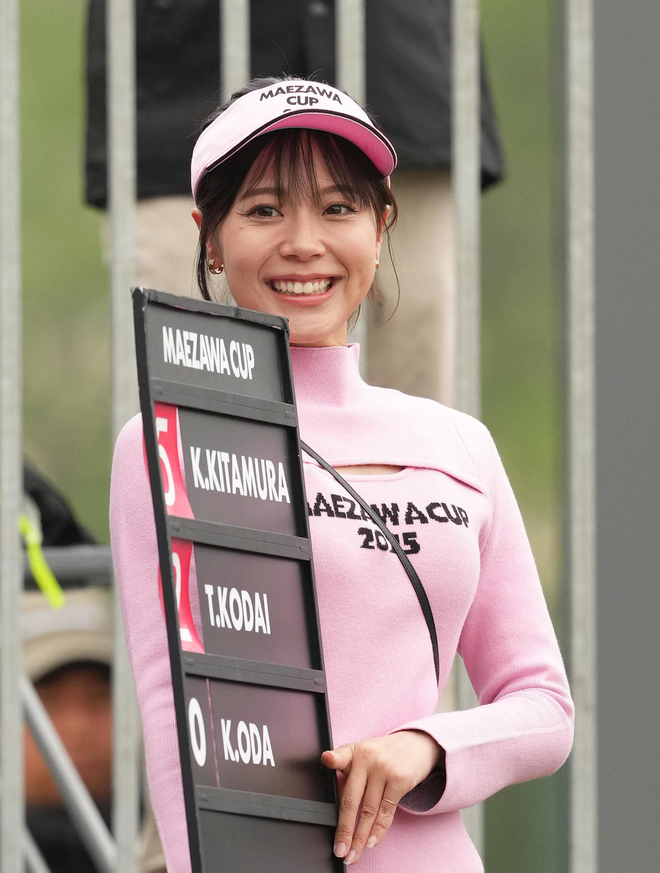 大会を盛り上げるラウンドガール（撮影・足立雅史）