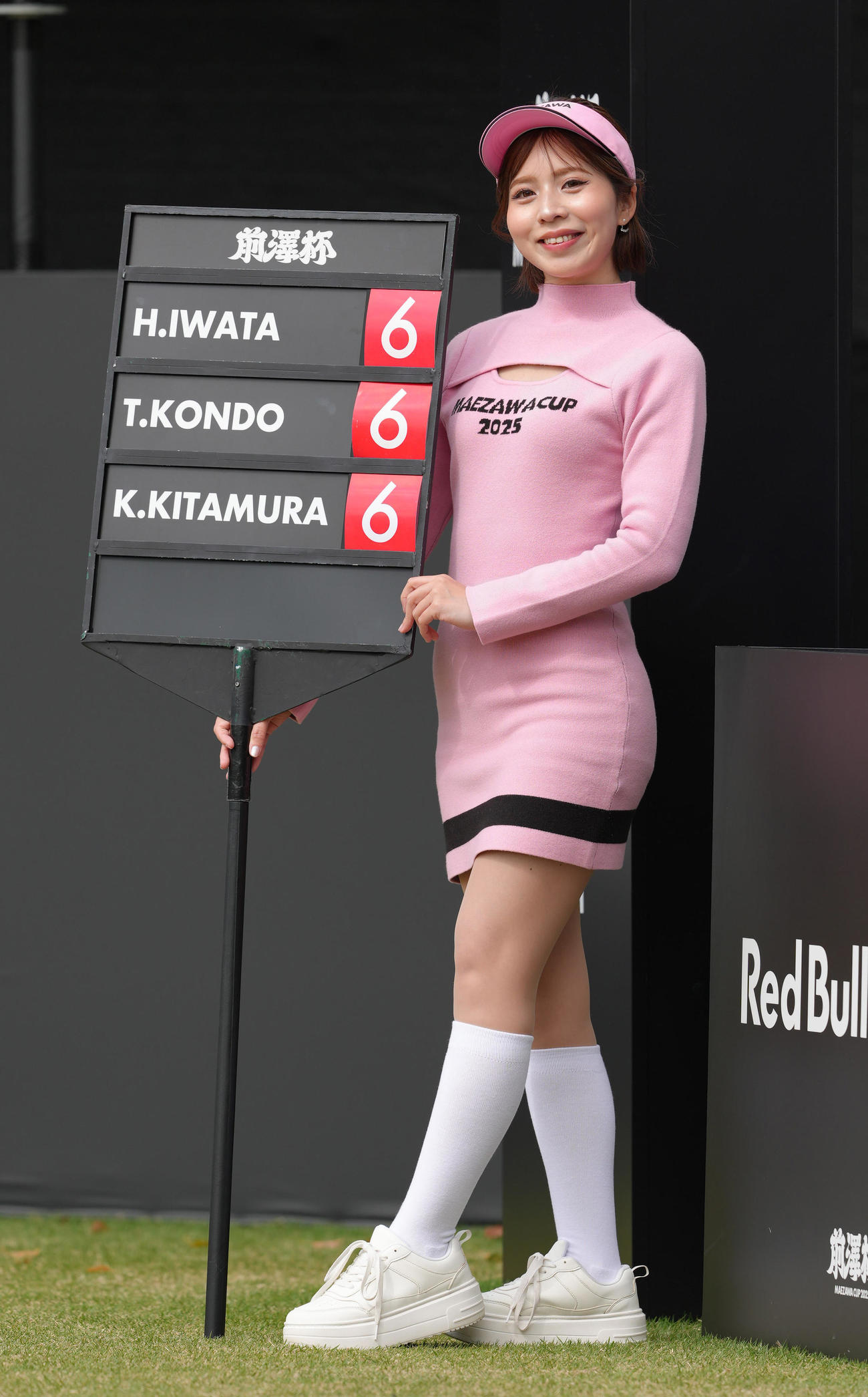 大会を盛り上げるラウンドガール（撮影・足立雅史）