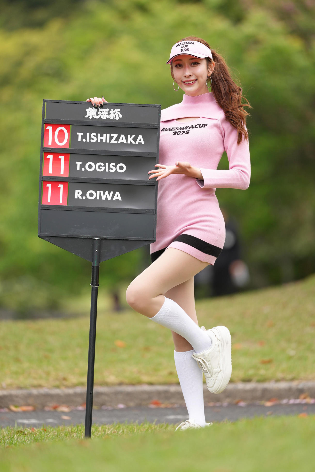 大会を盛り上げるラウンドガール（撮影・足立雅史）