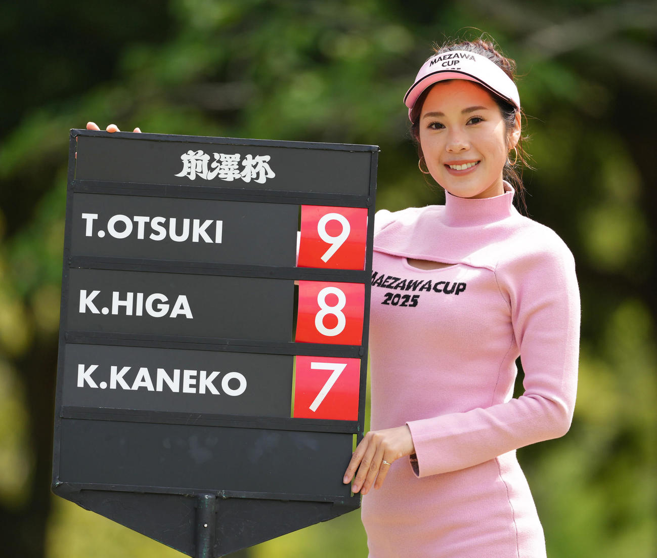 ボードを手に笑顔を見せるラウンドガールの内田瑞穂（撮影・足立雅史）