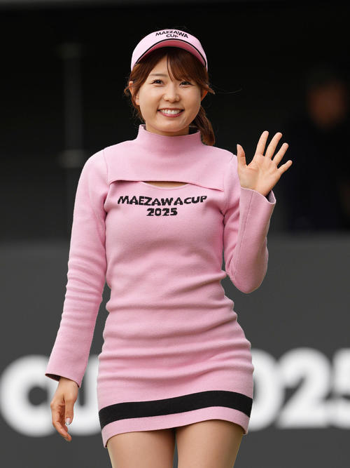大会を盛り上げるラウンドガール（撮影・足立雅史）