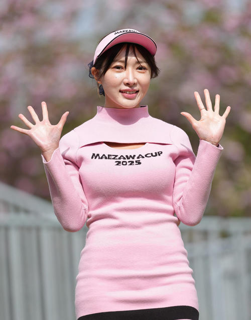 大会を盛り上げるラウンドガール（撮影・足立雅史）