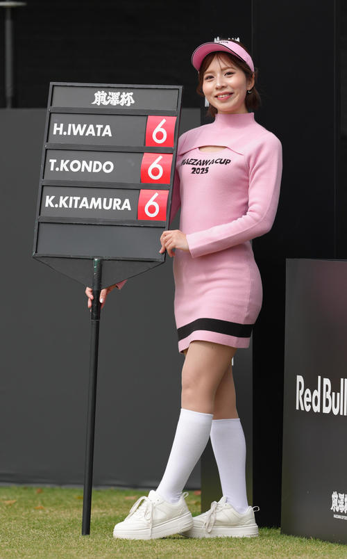 大会を盛り上げるラウンドガール（撮影・足立雅史）