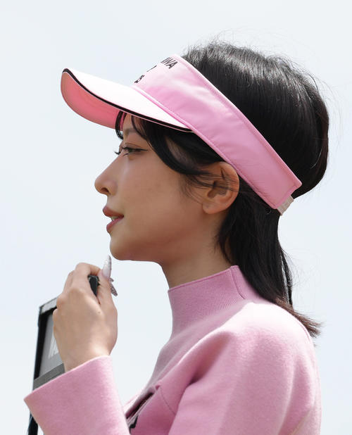 大会を盛り上げるラウンドガール（撮影・足立雅史）