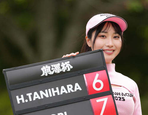 大会を盛り上げるラウンドガール（撮影・足立雅史）