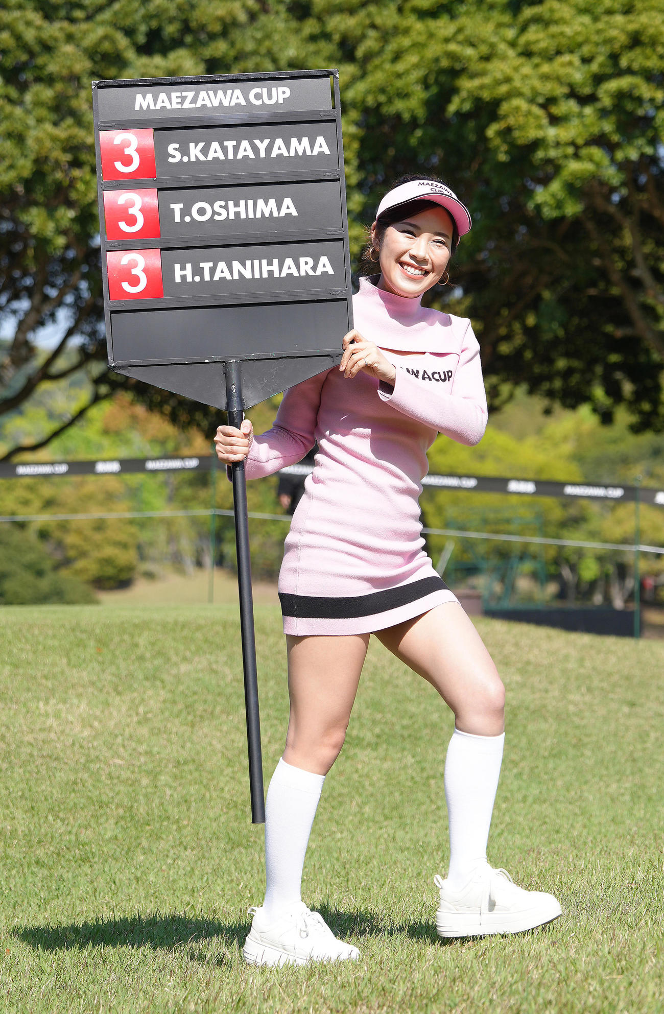 笑顔を見せるラウンドガールの内田瑞穂（撮影・足立雅史）