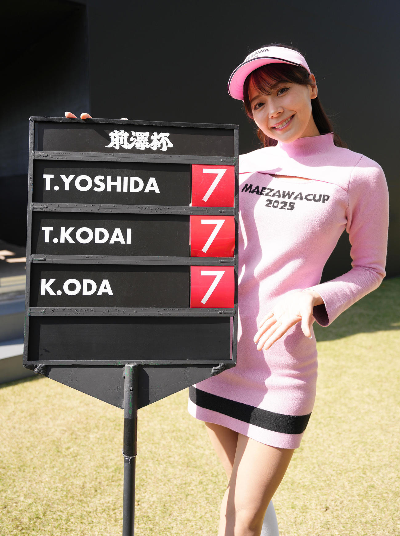 大会を盛り上げるラウンドガールの初澤彩花（撮影・足立雅史）