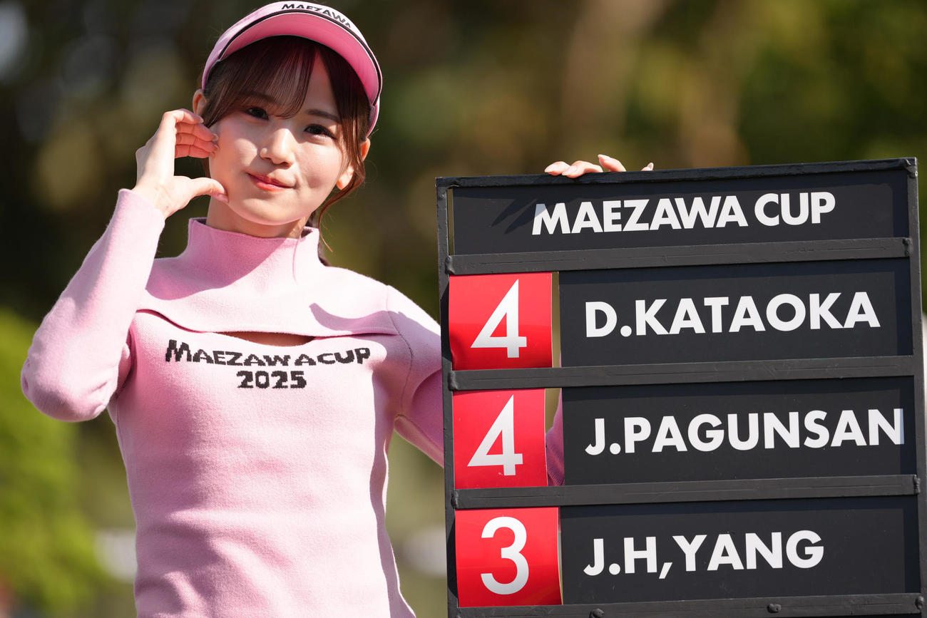 大会を盛り上げるラウンドガール（撮影・足立雅史）