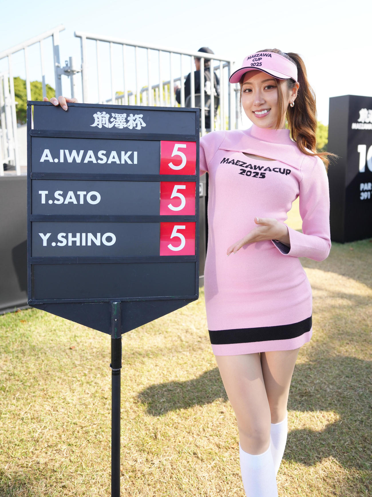 笑顔を見せるラウンドガールの木村夏珠（撮影・足立雅史）