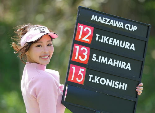 大会を盛り上げるラウンドガール（撮影・足立雅史）