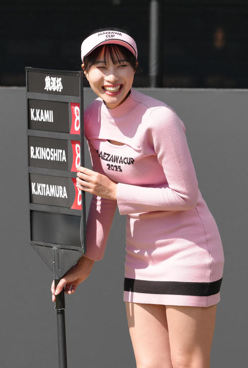 大会を盛り上げるラウンドガール（撮影・足立雅史）