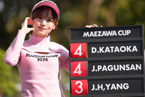 大会を盛り上げるラウンドガール（撮影・足立雅史）