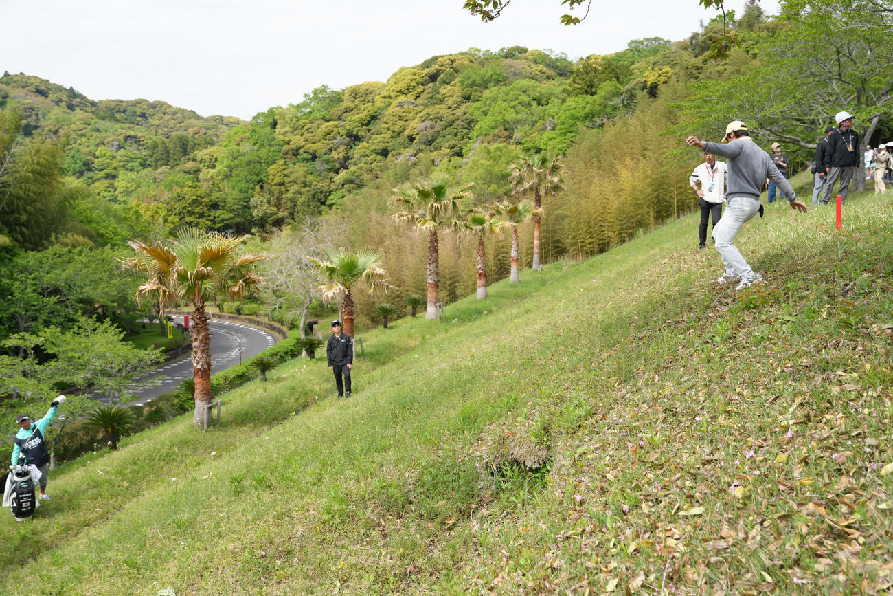 17番、斜面からの第3打を前に、状況を確認する石川（右）（撮影・足立雅史）