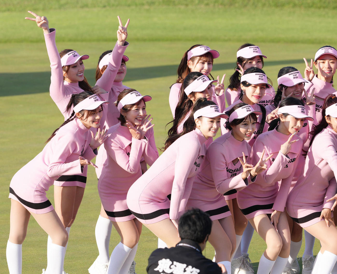 大会を終え、記念撮影するラウンドガールたち（撮影・足立雅史）