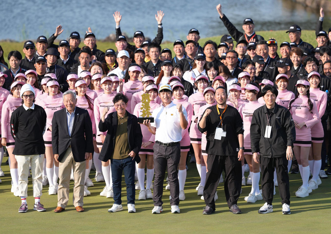 初優勝の小西（中央右）は前澤氏（同左）ラウンドガールらとの記念撮影に笑顔（撮影・足立雅史）