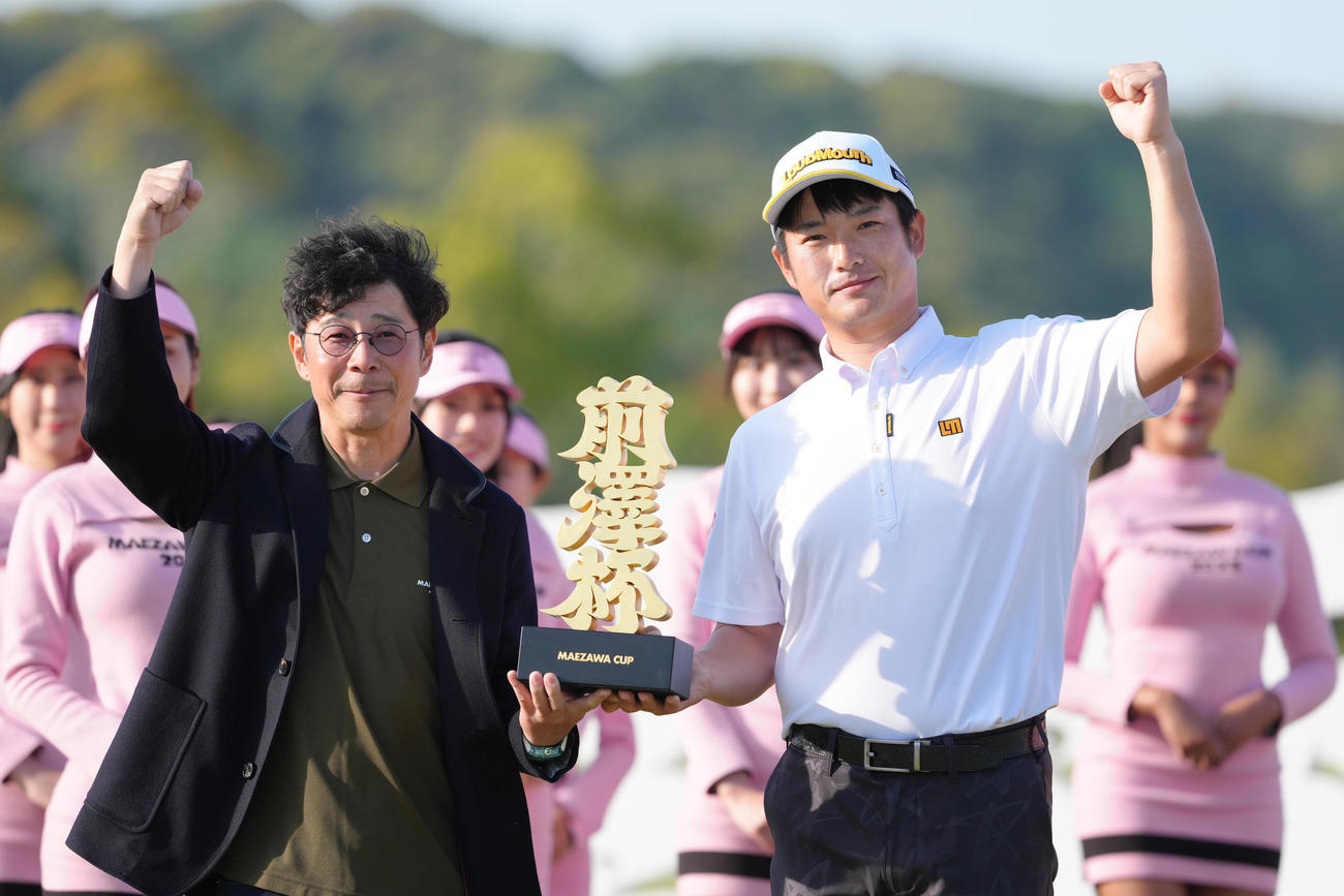 初優勝の小西（右）は前澤氏から前澤杯を受け取り笑顔（撮影・足立雅史）