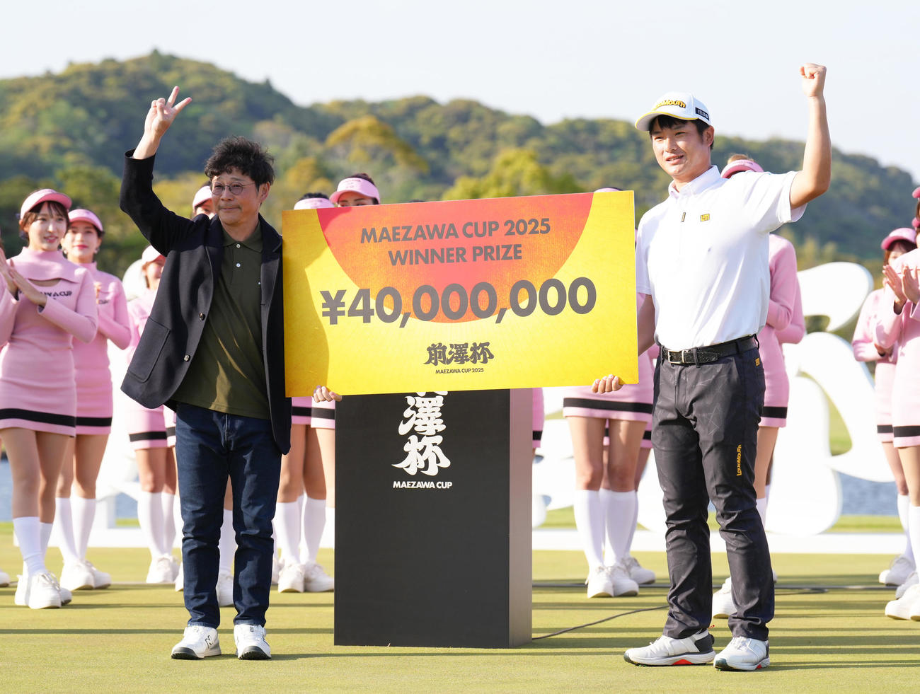 初優勝の小西（右）は前澤氏から賞金4000万円を受け取る（撮影・足立雅史）