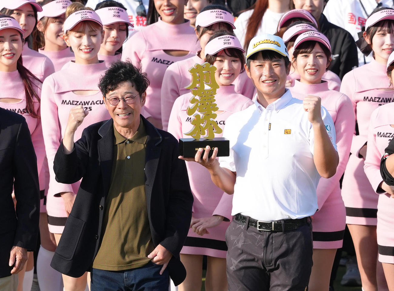 初優勝の小西（右）は前澤氏、ラウンドガールらとの記念撮影に笑顔（撮影・足立雅史）