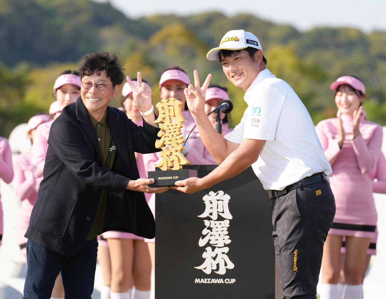 初優勝の小西（右）は前澤氏から前澤杯を受け取り笑顔（撮影・足立雅史）