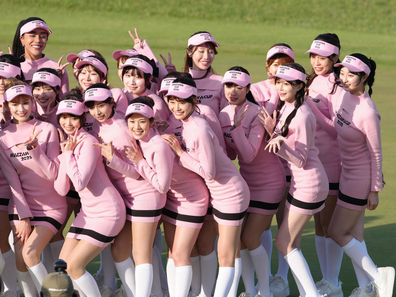 大会を終え、記念撮影するラウンドガールたち（撮影・足立雅史）