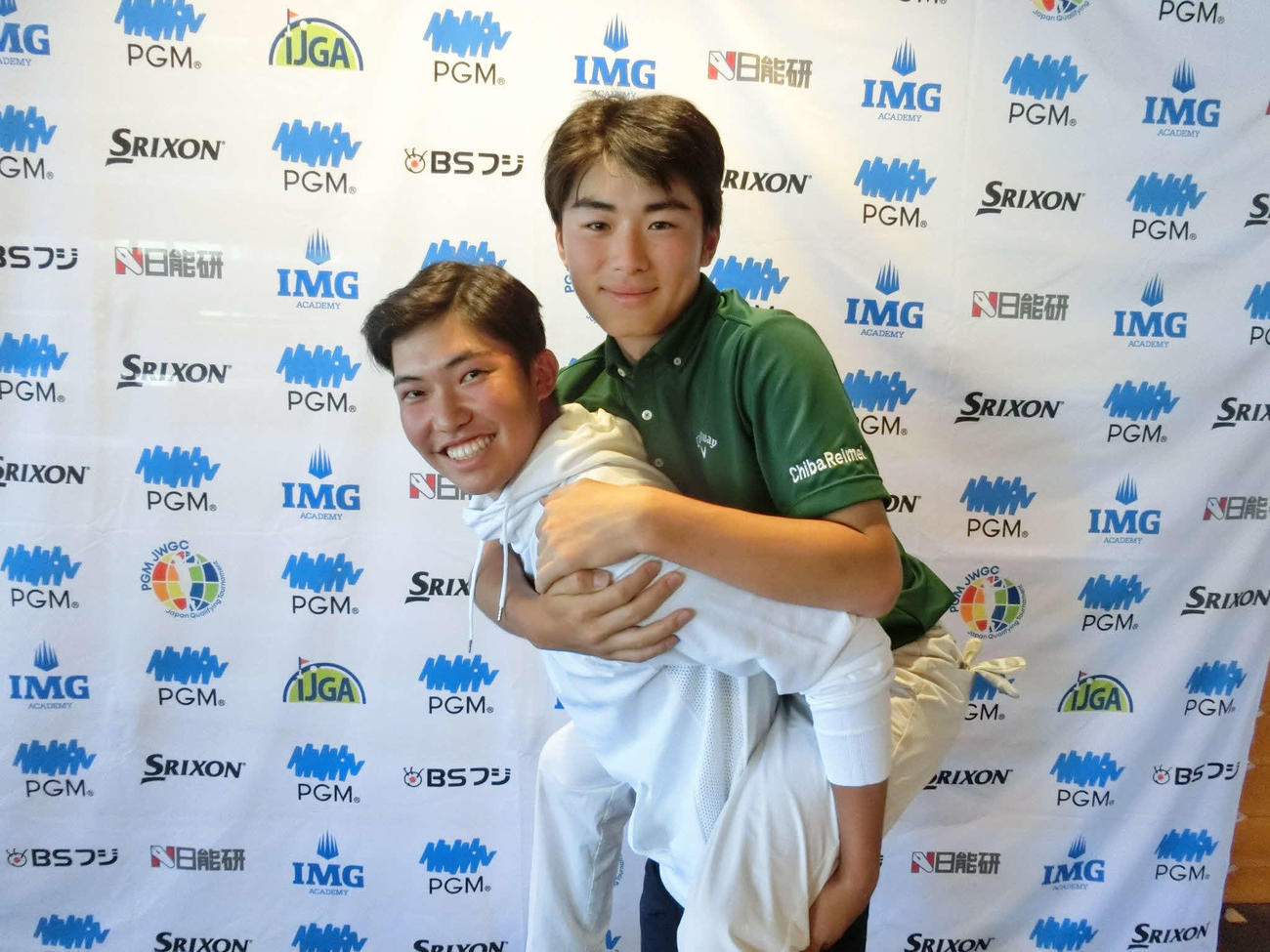 15ー18歳の部男子で日本代表となり、優勝した中山大生（右）を背負う小谷海斗（C）IJGA