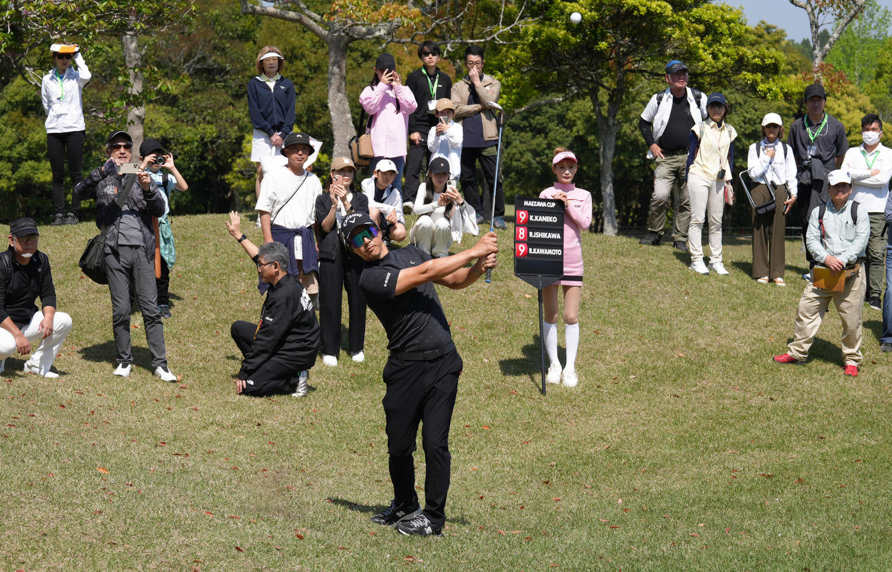 2番、ラフからの第2打を放つ石川（中央）（撮影・足立雅史）