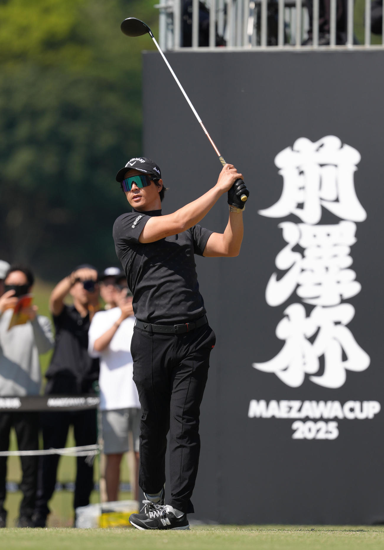1番、ティーショットを放つ石川（撮影・足立雅史）