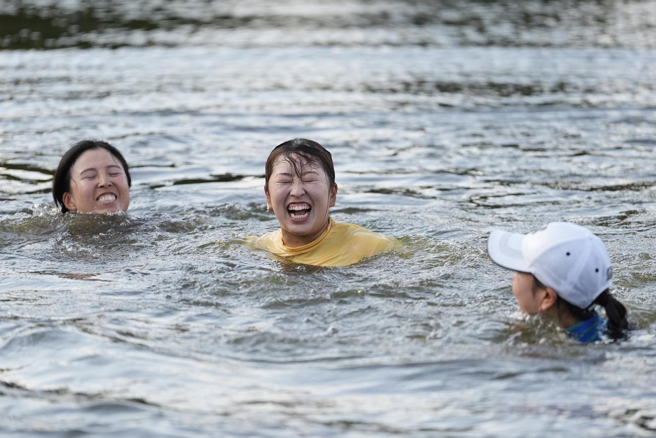 シェブロン選手権で優勝した西郷真央（中央）は恒例の池へのウイニングダイブで笑顔（AP）