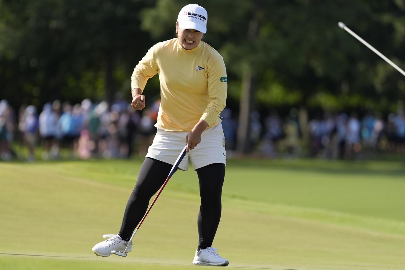 シェブロン選手権　18番でバーディーを決め喜ぶ西郷真央（AP）