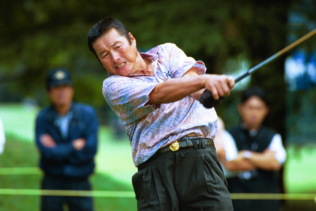 日本オープン選手権第２日でティーショットを放つ尾崎将司（2001年10月撮影）