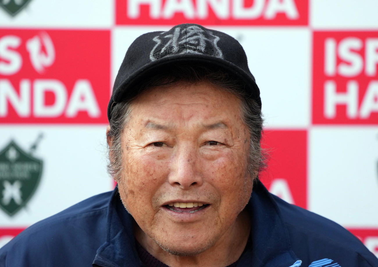 ジャンボ尾崎ゴルフアカデミーセレクションを終え、「将」と書かれたキャップをかぶり、報道陣と笑顔で話をする尾崎（2023年2月）