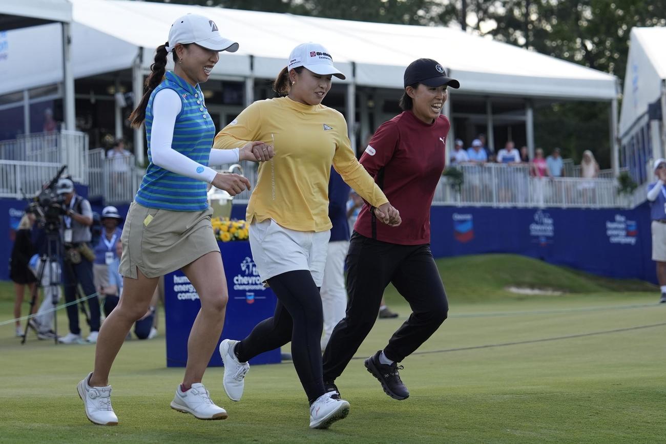 シェブロン選手権で優勝し、ウイニングダイブへ向けて駆け出す西郷真央（中央）（AP）