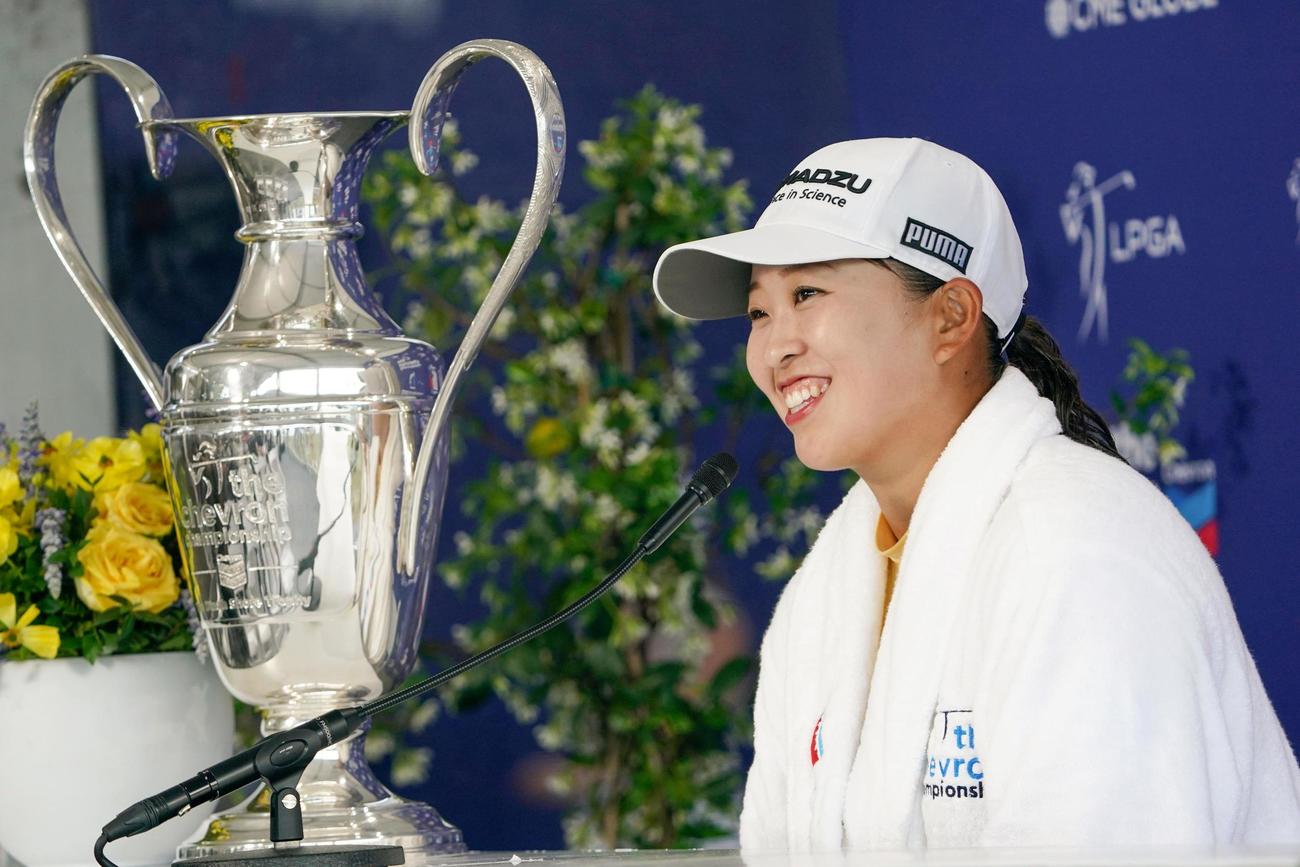 メジャー初優勝を果たし、記者会見する西郷真央＝カールトンウッズ・クラブ（共同）