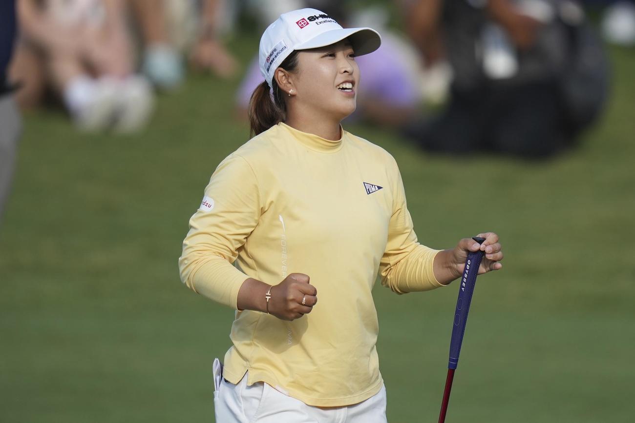 シェブロン選手権　プレーオフを制し喜ぶ西郷真央（AP）