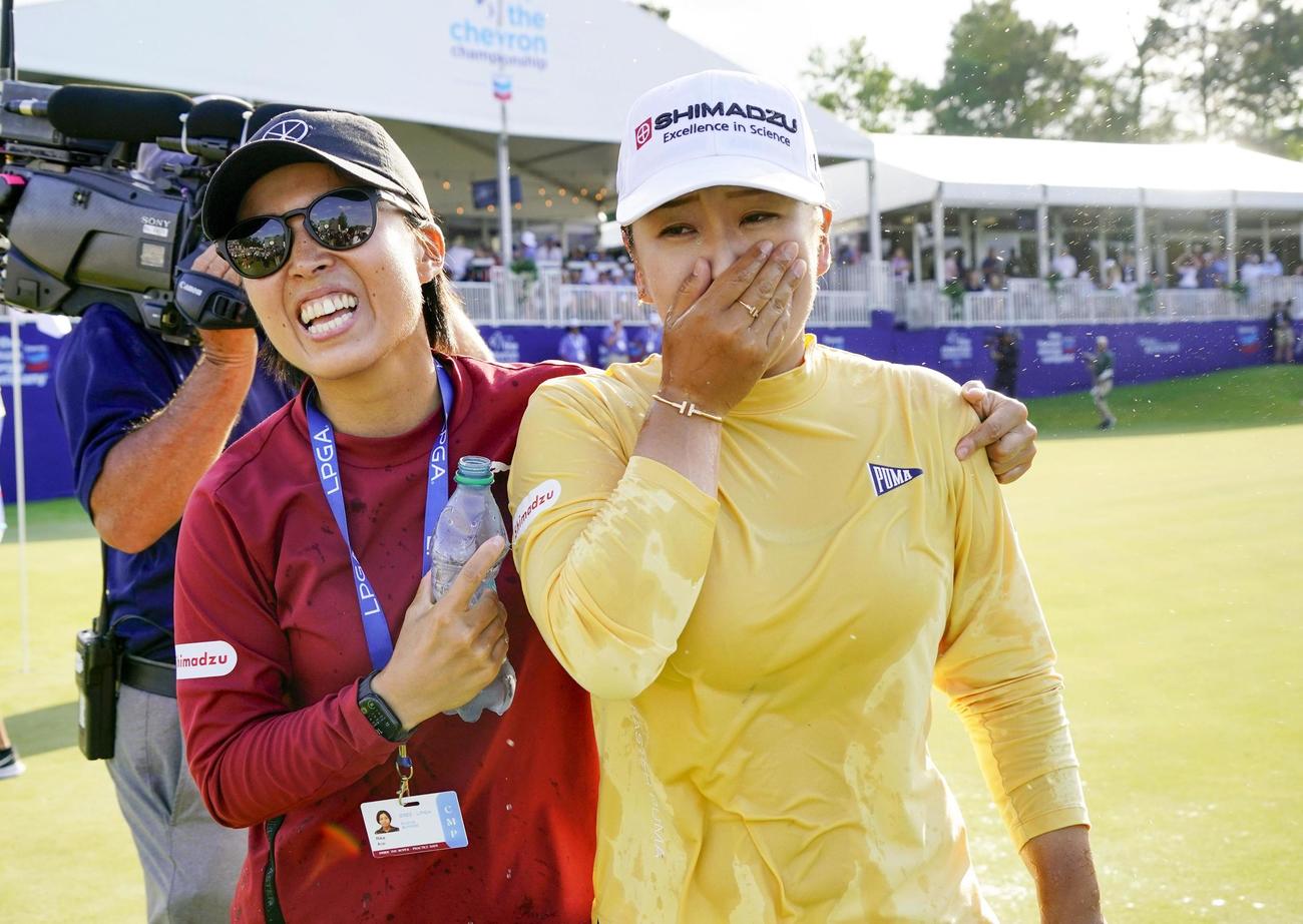 最終ラウンド、プレーオフを制し、メジャー初優勝を果たした西郷真央（右）＝カールトンウッズ・クラブ（共同）