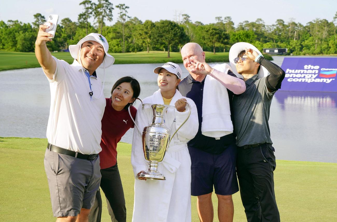 最終ラウンド、プレーオフを制し、メジャー初優勝を果たし、記念写真を撮る西郷真央（中央）ら＝カールトンウッズ・クラブ（共同）