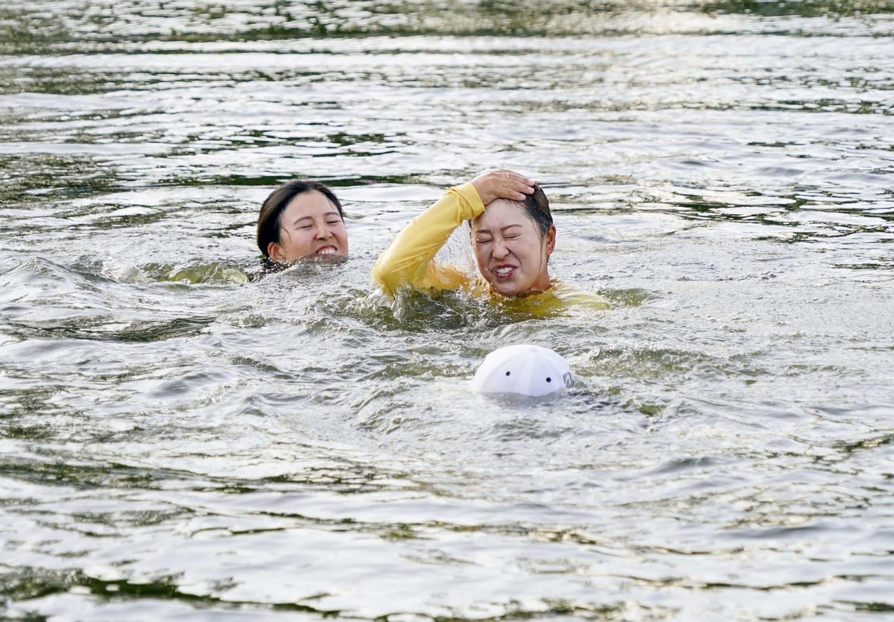 米女子ゴルフのシェブロン選手権でメジャー初優勝を果たし西郷（右）池に飛び込んだ（共同）