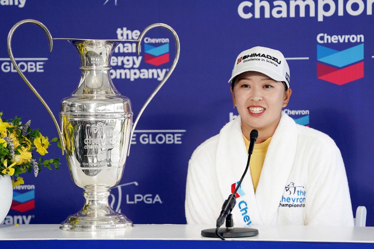 メジャー初優勝を果たし、記者会見する西郷真央＝カールトンウッズ・クラブ（共同）