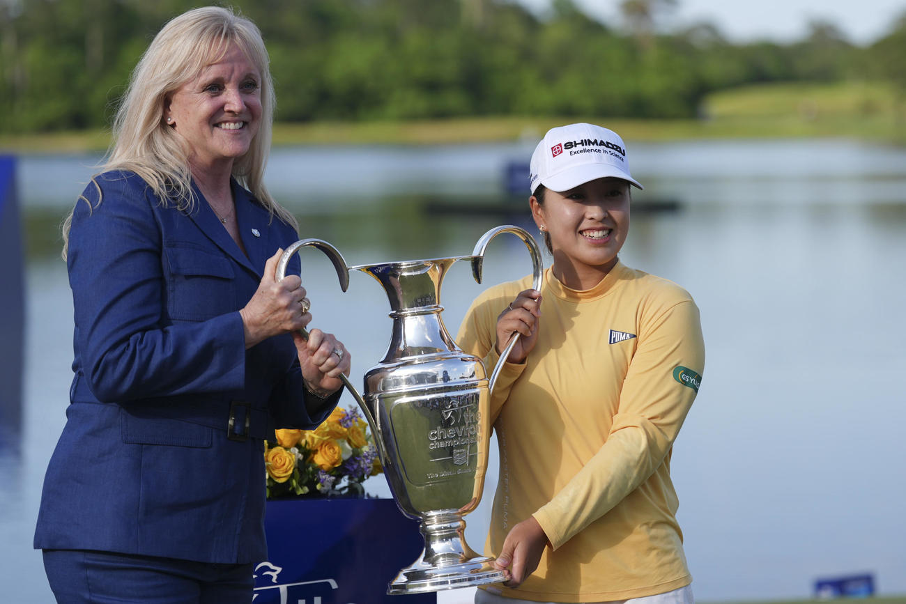 シェブロン選手権　優勝トロフィーを持つ西郷真央（AP）