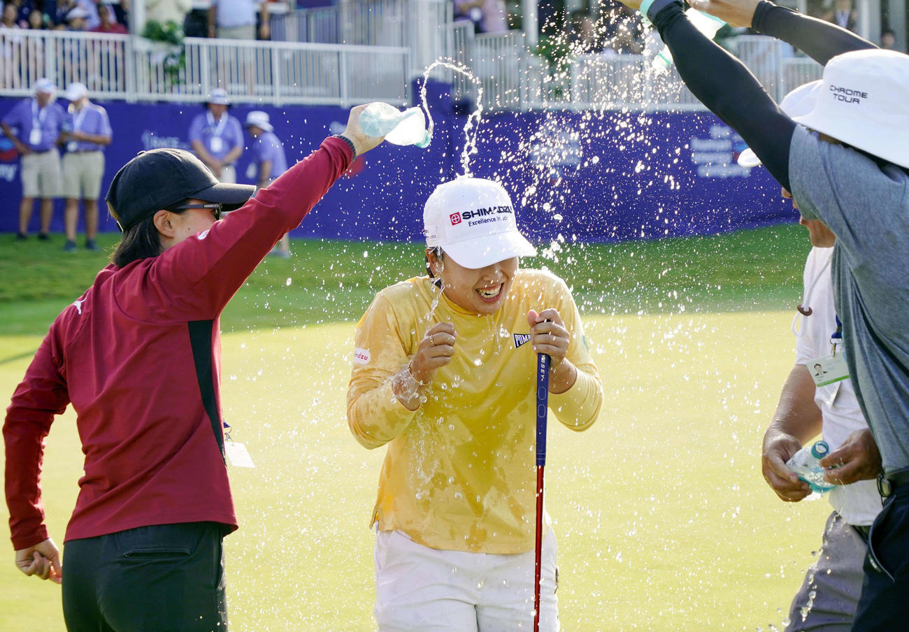 最終ラウンド、プレーオフを制し、メジャー初優勝を果たし西郷（中央）は仲間から祝福される（共同）