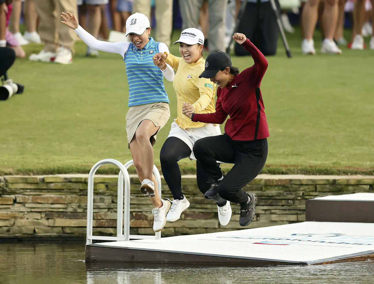 米女子ゴルフのシェブロン選手権でメジャー初優勝を果たし西郷（中央）は池に飛び込む（ゲッティ＝共同）