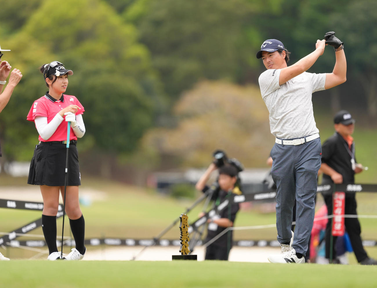 ティーグラウンドで会話を交わす石川遼（右）と菅沼菜々（2025年4月25日撮影）