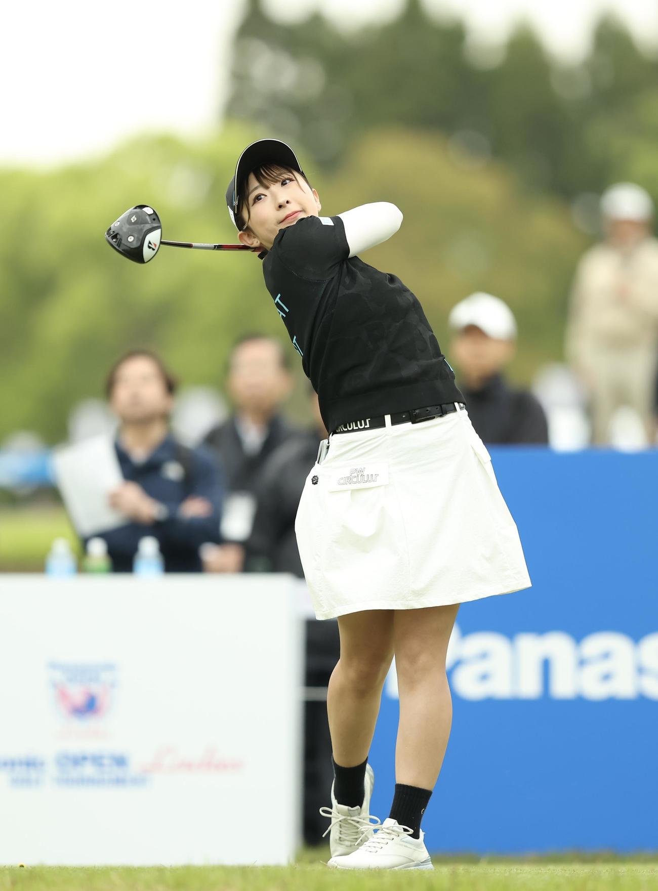 10番、ティーショットを放つ永嶋（撮影・河田真司）