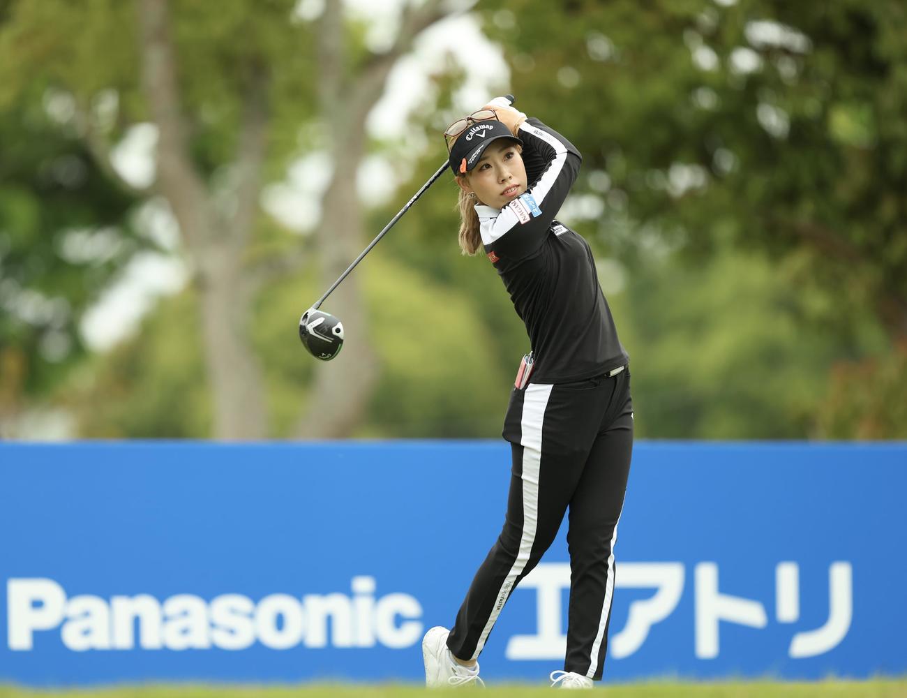 1番、ティーショットを放つ木村（撮影・河田真司）