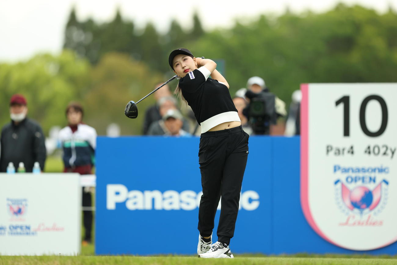 10番、ティーショットを放つリ・ハナ（撮影・河田真司）