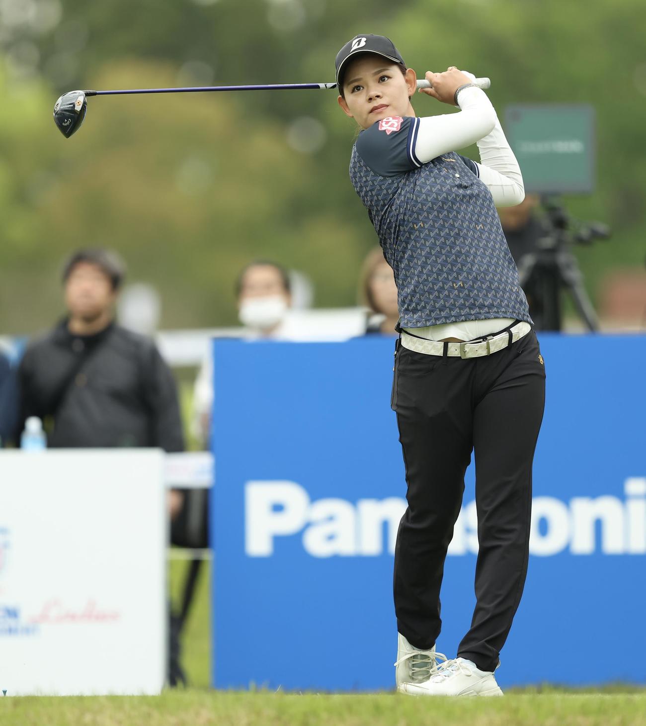 10番、ティーショットを放つ森井（撮影・河田真司）